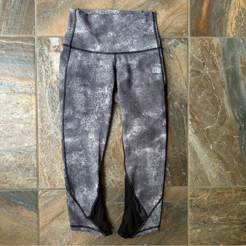 Lululemon Essential Rhythm Crop Full-On Luxtreme Diffusion White Black / Black 4